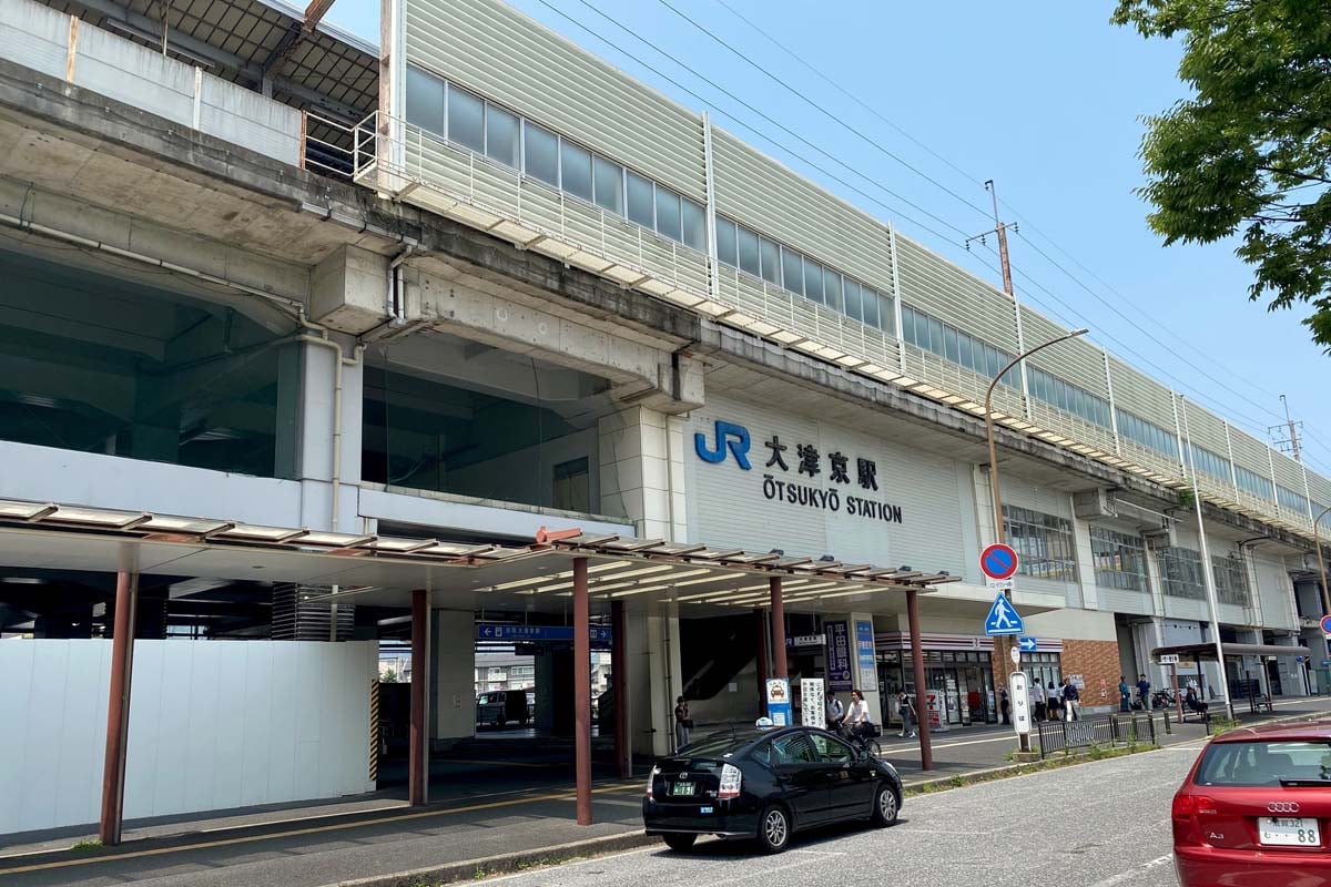 高架で整備されたJR大津京駅付近の湖西線（画像：高田泰）