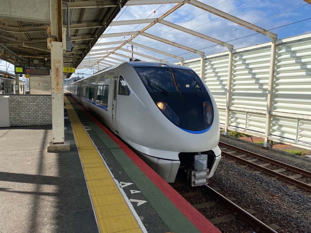 湖西線のJR近江今津駅に停車する特急「サンダーバード」（画像：高田泰）