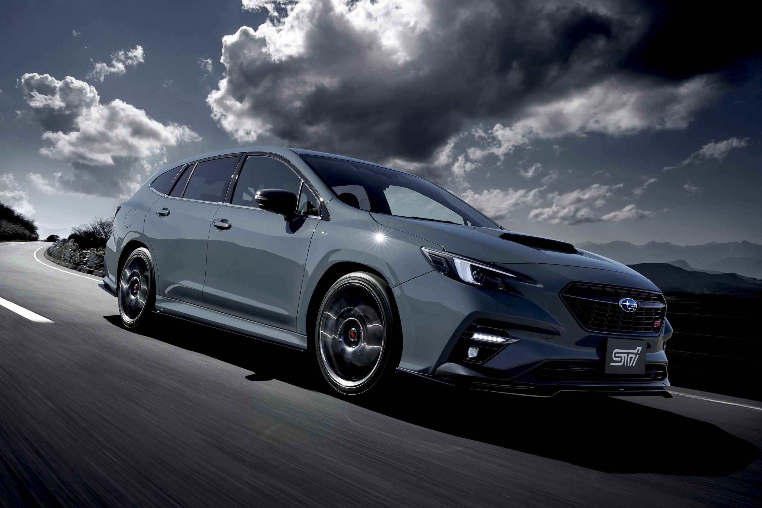 装飾されたパーツに加え極上の走りを実現した「レヴォーグ STI sports」(画像:STI)
