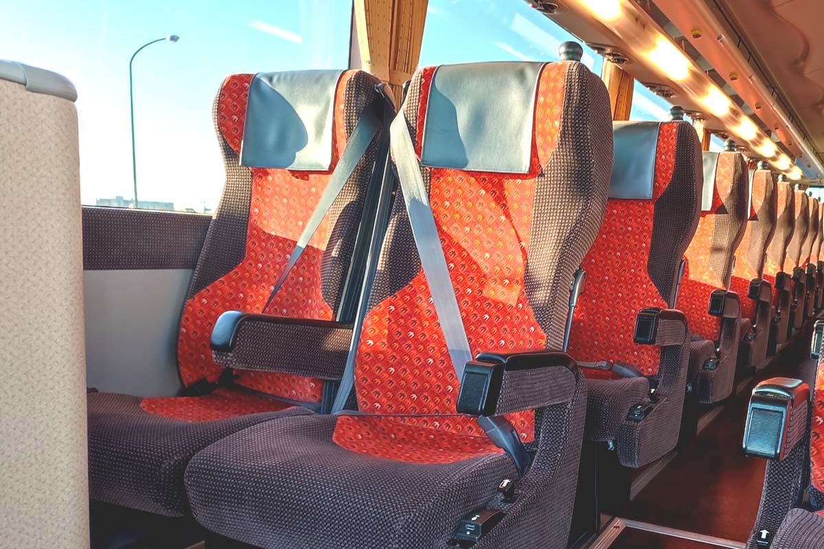 高速バス業界で問題視されている「相席ブロック」（画像：写真AC）