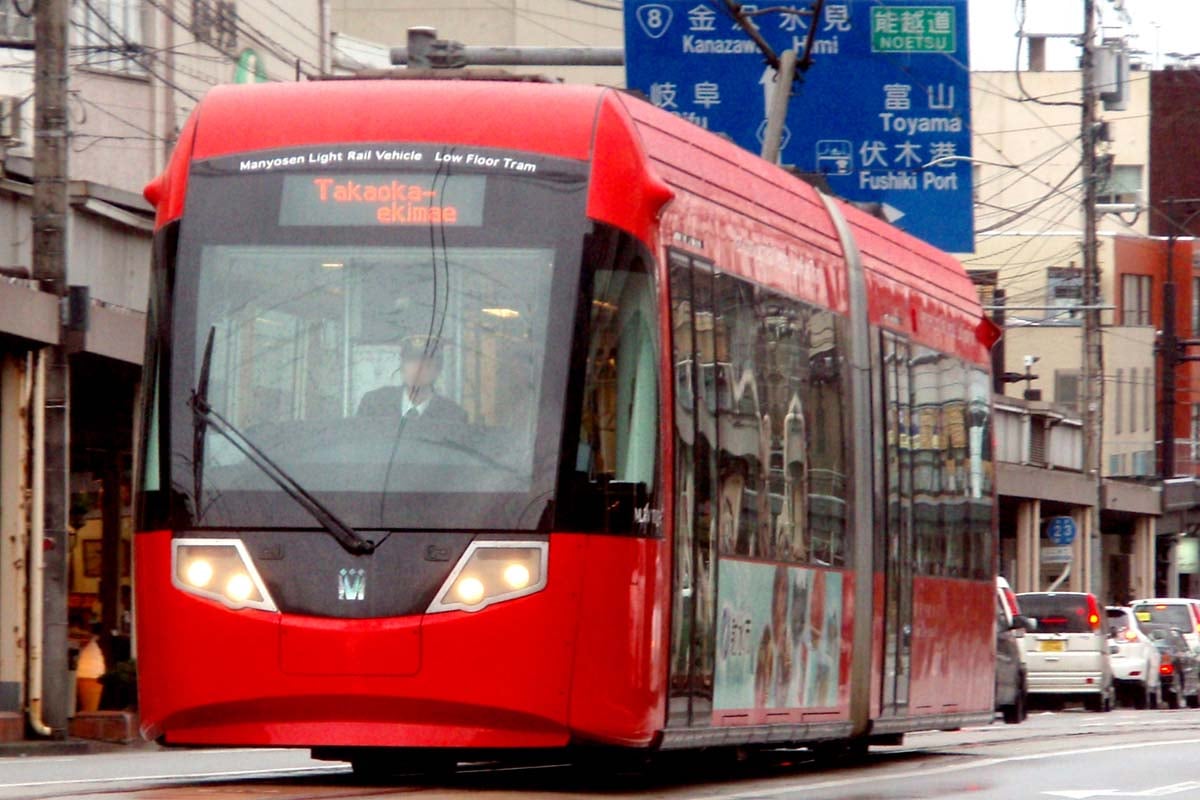 LRT(画像:写真AC)