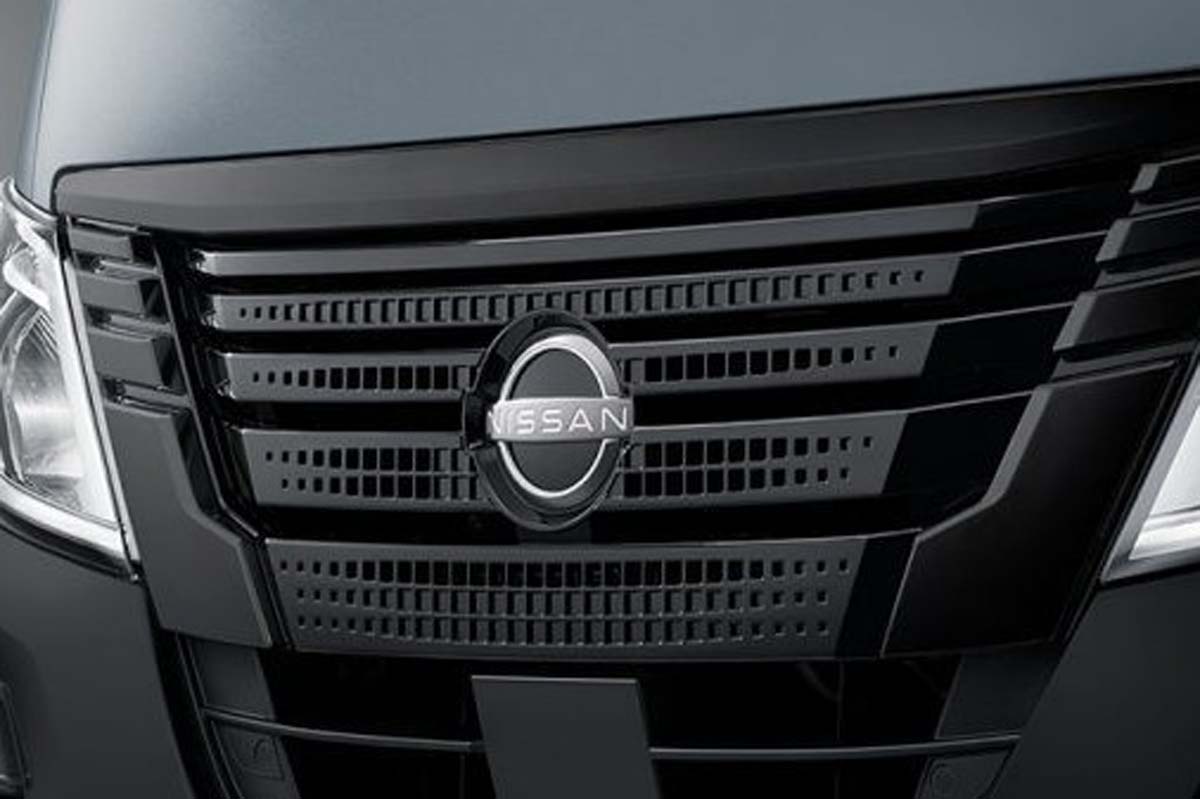 日産キャラバン・プレミアムGX Outdoor Black Edition　フロントカラードグリル（ブラック）（画像：日産自動車）
