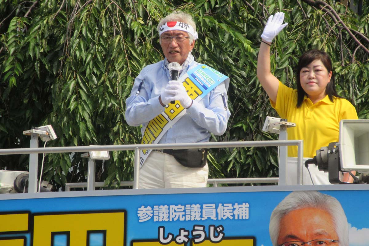 京都タワー前で新幹線延伸問題について説明する西田氏（画像：高田泰）