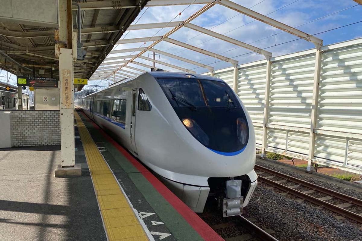 湖西線のJR近江今津駅に停車する特急「サンダーバード」（画像：高田泰）