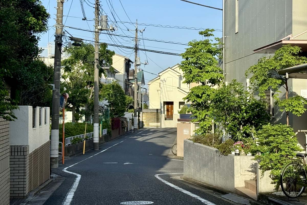 住宅街の道(画像:写真AC)