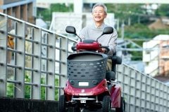 「免許返納者」急増で注目されるシニアカー　道交法上は「歩行者」扱い、理解不足が招く安全リスクとは？