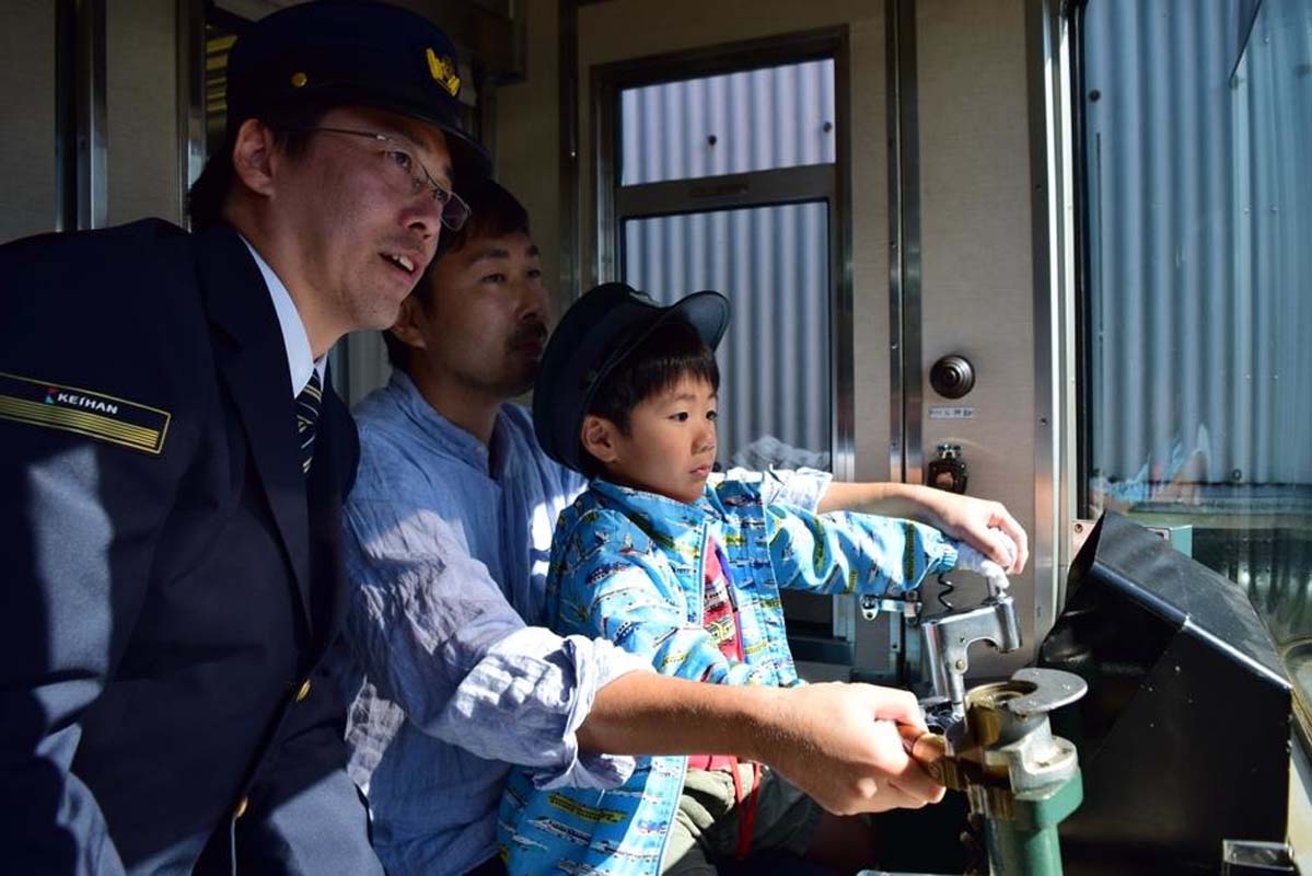 現役運転士のもと、親子で運転に挑戦（写真：京阪ホールディングス）。