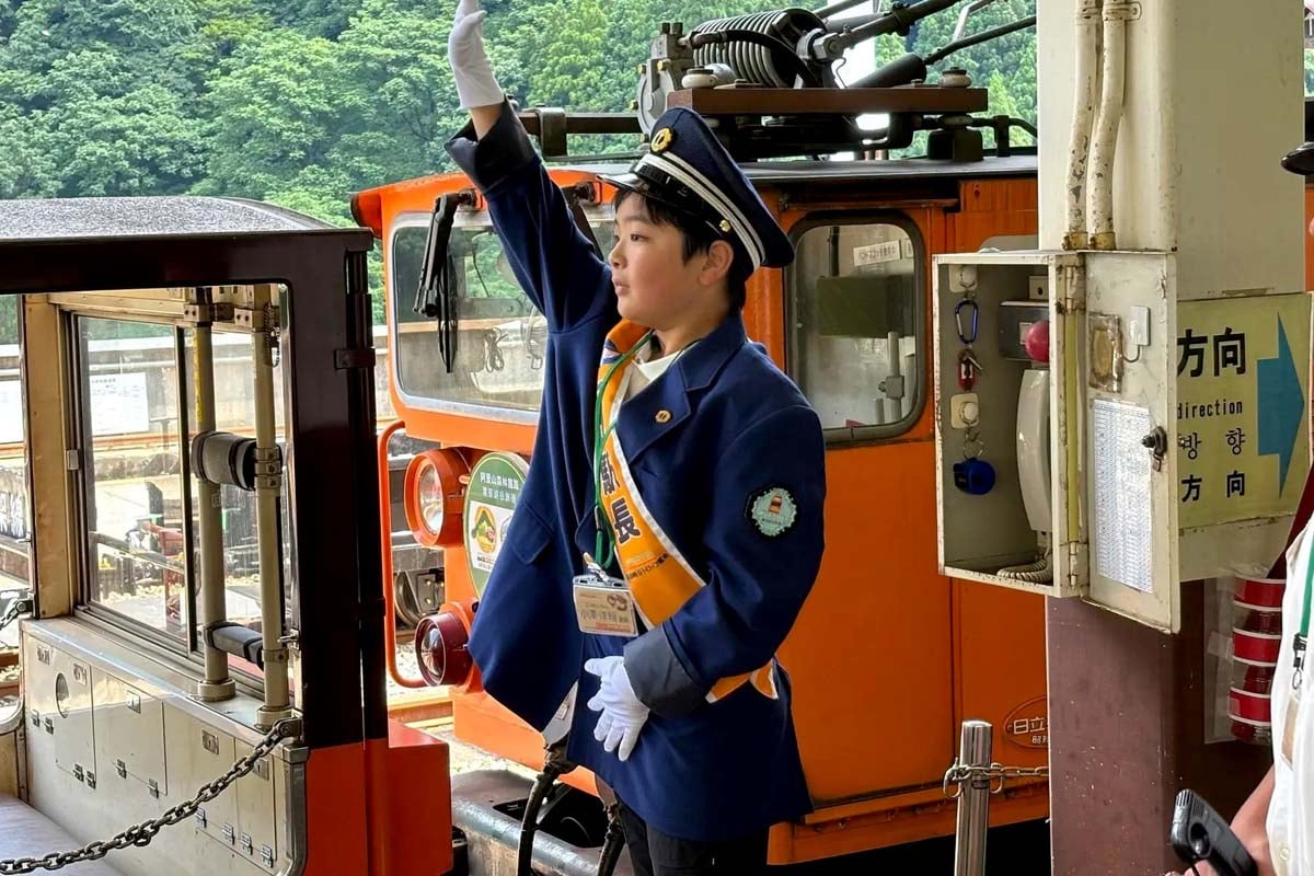 制服に身を包み、駅員の体験（写真：黒部峡谷鉄道）