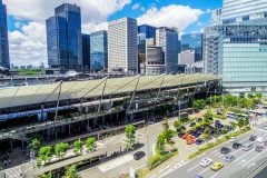 「自分たちを八重洲と呼んでくれ」 東京駅の東側、なぜ“不便な裏口”がブランド地へ昇格したのか？ 住民運動が勝ち取った「地名再編」とは