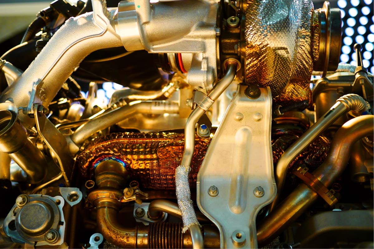スポーツカーのエンジン(画像:写真AC)