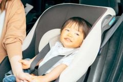 チャイルドシートは「金具固定」が新常識？ シートベルト式が抱える事故リスクと最新基準の現状とは
