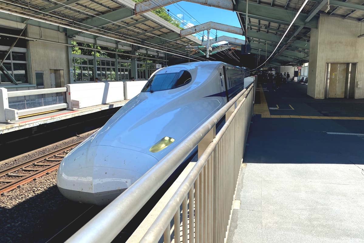 新神戸駅に到着した新幹線「のぞみ」(画像:高田泰)