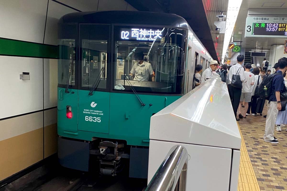地下鉄ホームで出発を待つ西神中央行き列車(画像:高田泰)