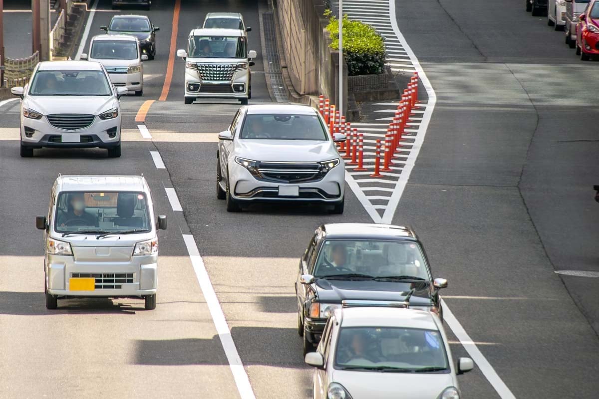 道路を走る自動車（画像：写真AC）