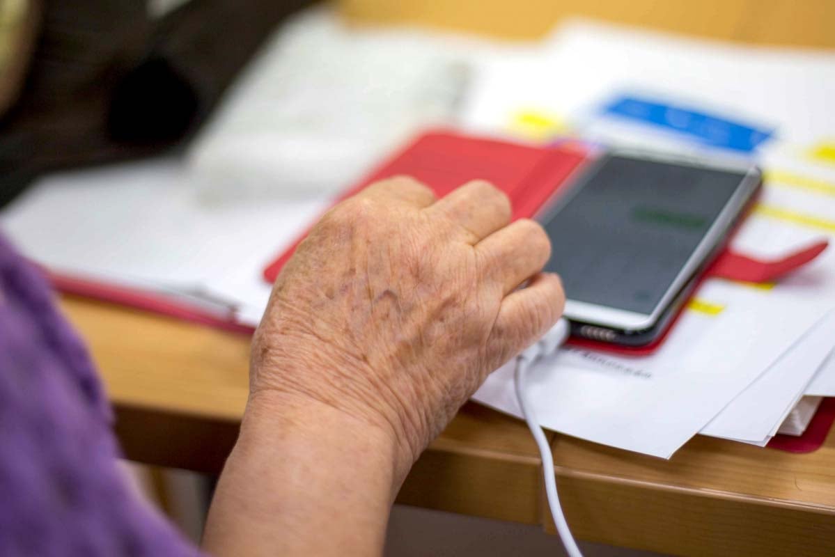 スマホ高齢者は9割超！ 「紙の地図」が消える時代、交通アプリ依存が招くデジタル分断の深淵とは