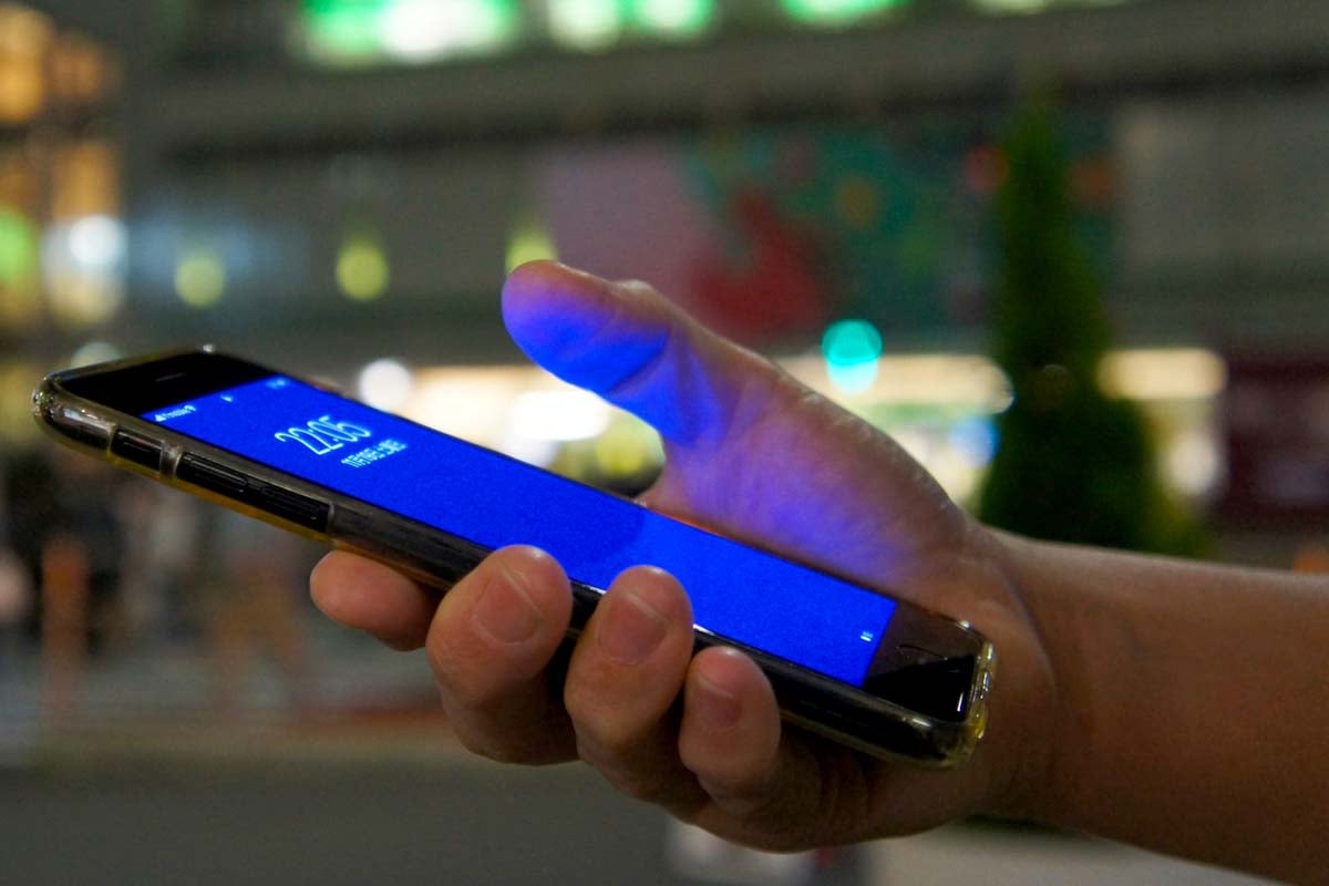 スマートフォンで乗換案内を確認（画像：写真AC）