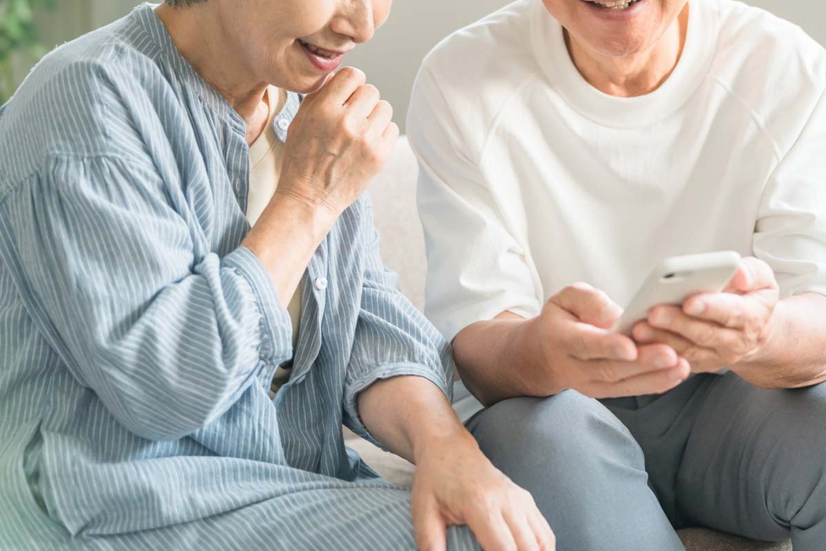 スマートフォンを使う高齢者（画像：写真AC）