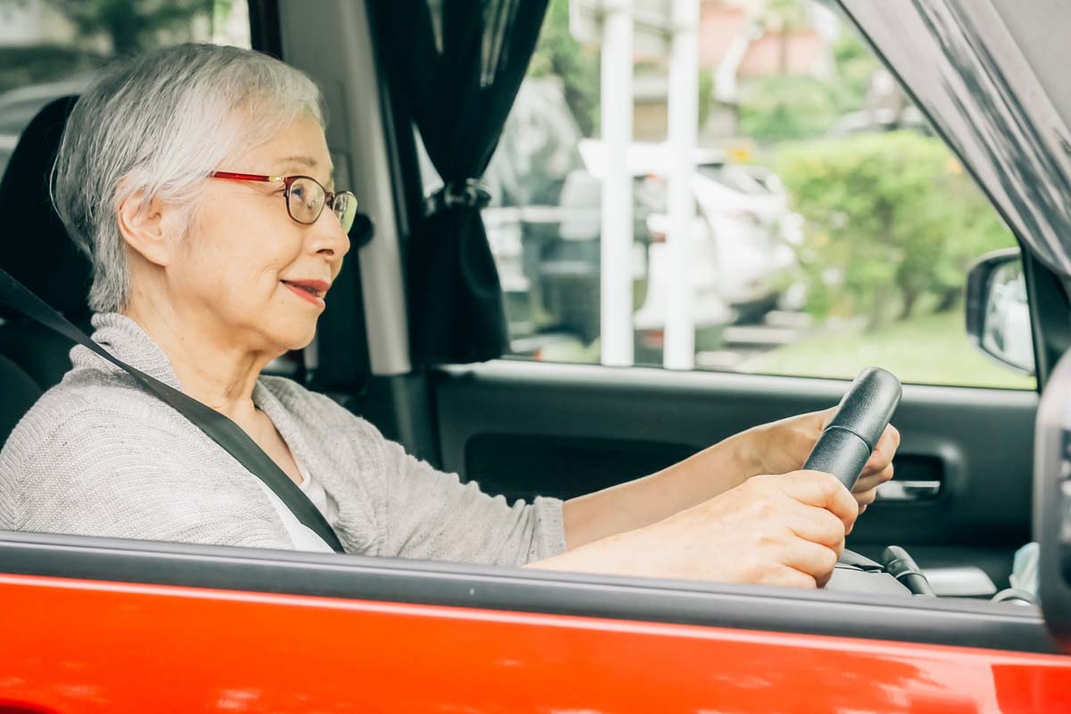 自動車の運転をする高齢者女性（画像：写真AC）