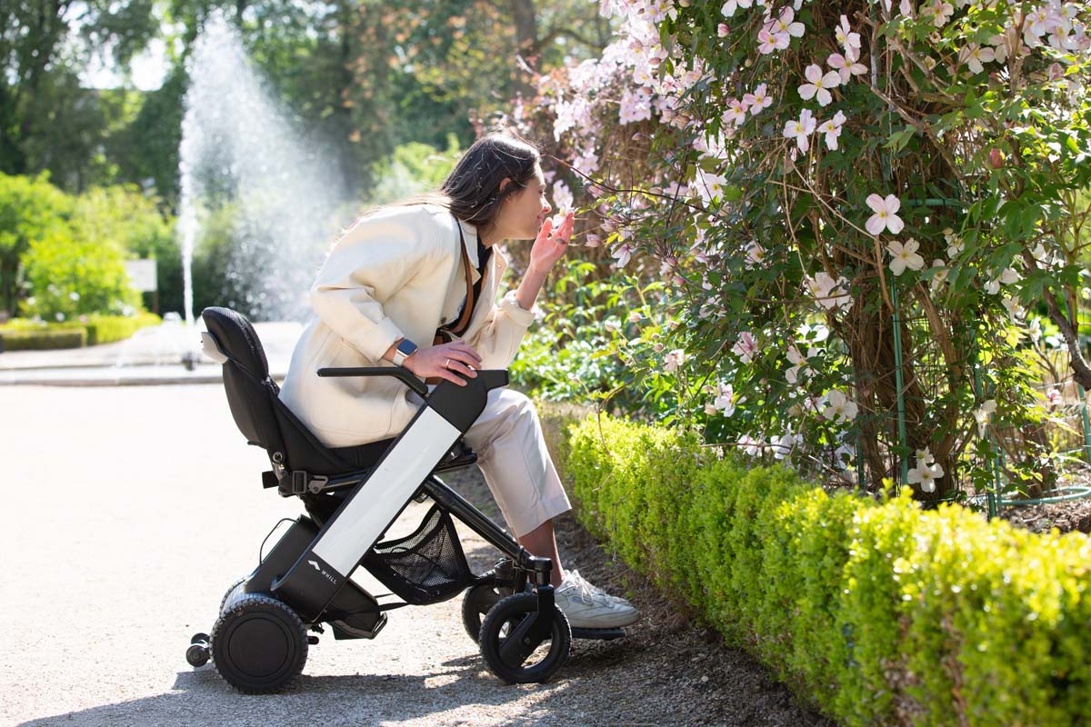 近距離モビリティWHILL（ウィル）を使用している様子（画像：WHILL）