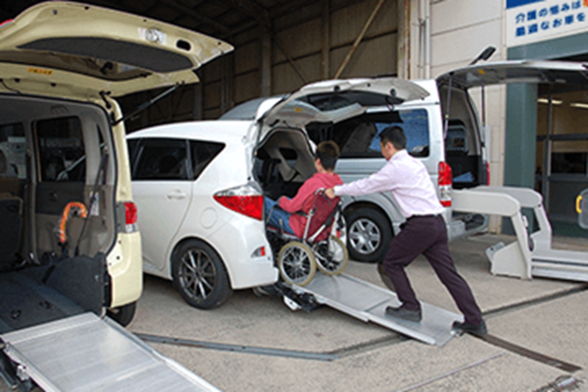 車いすのまま乗ることができる福祉車両（画像：坂出自動車）
