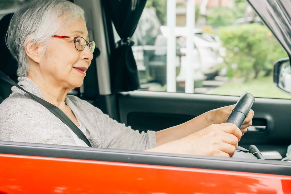 自動車の運転をする高齢者女性（画像：写真AC）