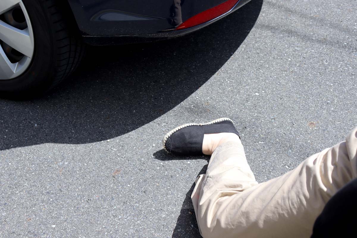 非接触事故により転倒してしまった女性（画像：写真AC）