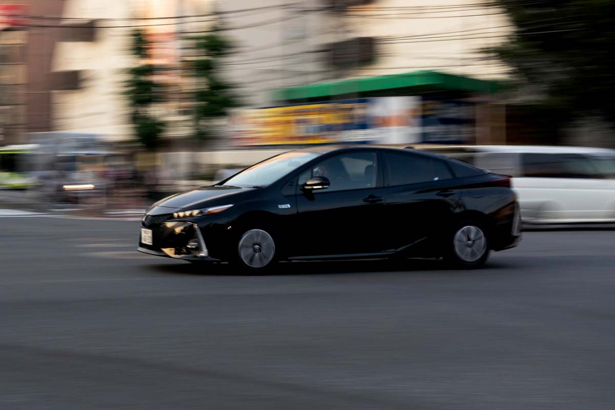 走行するクルマ（画像：写真AC）