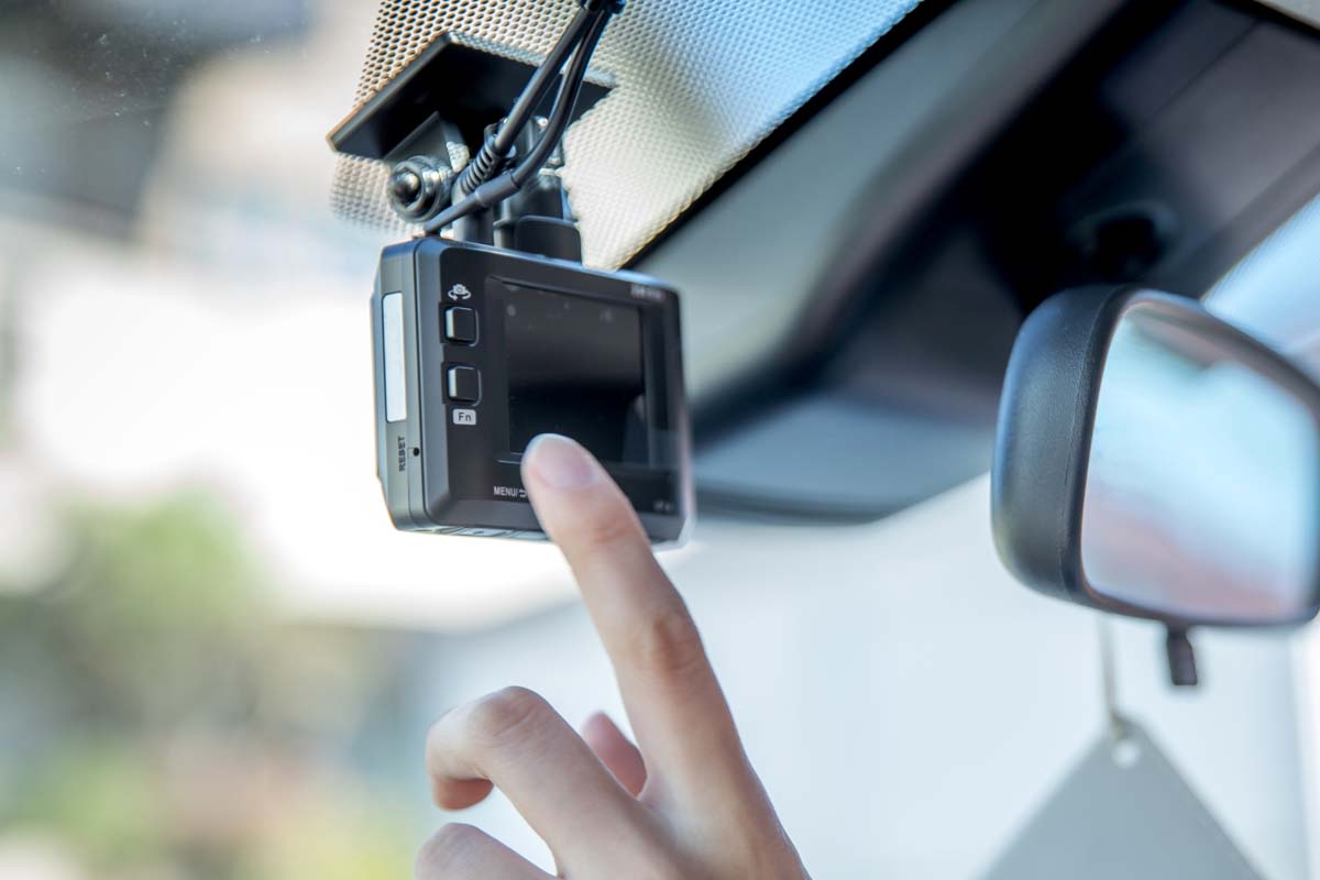 ドライブレコーダをセットしている様子（画像：写真AC）