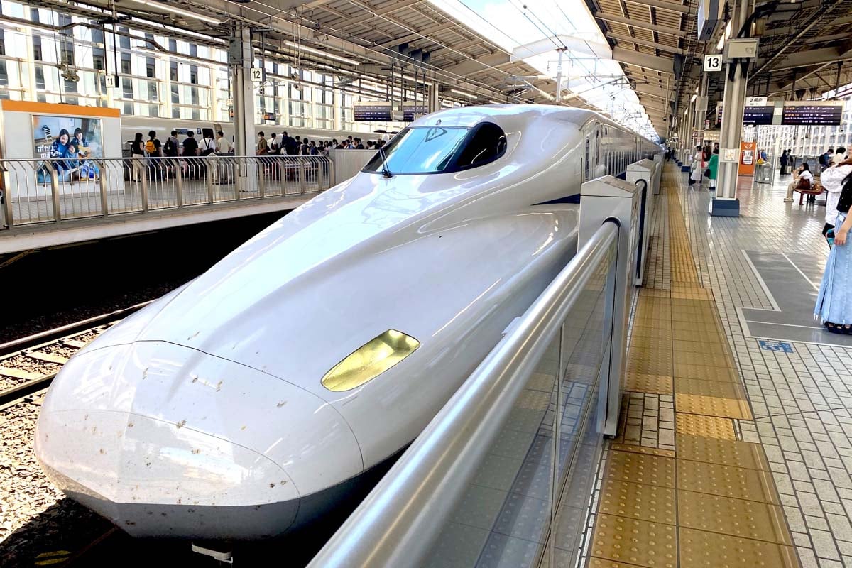 京都駅ホームで出発を待つ東海道新幹線（画像：高田泰）