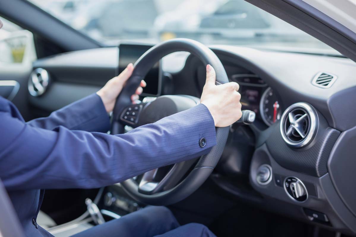 車を運転する人(画像:写真AC)
