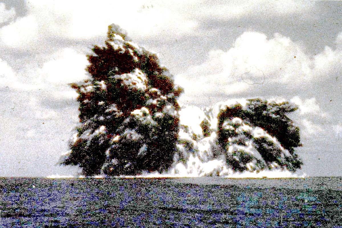 明神礁の火山活動。1952年9月23日撮影（画像：海上保安庁）
