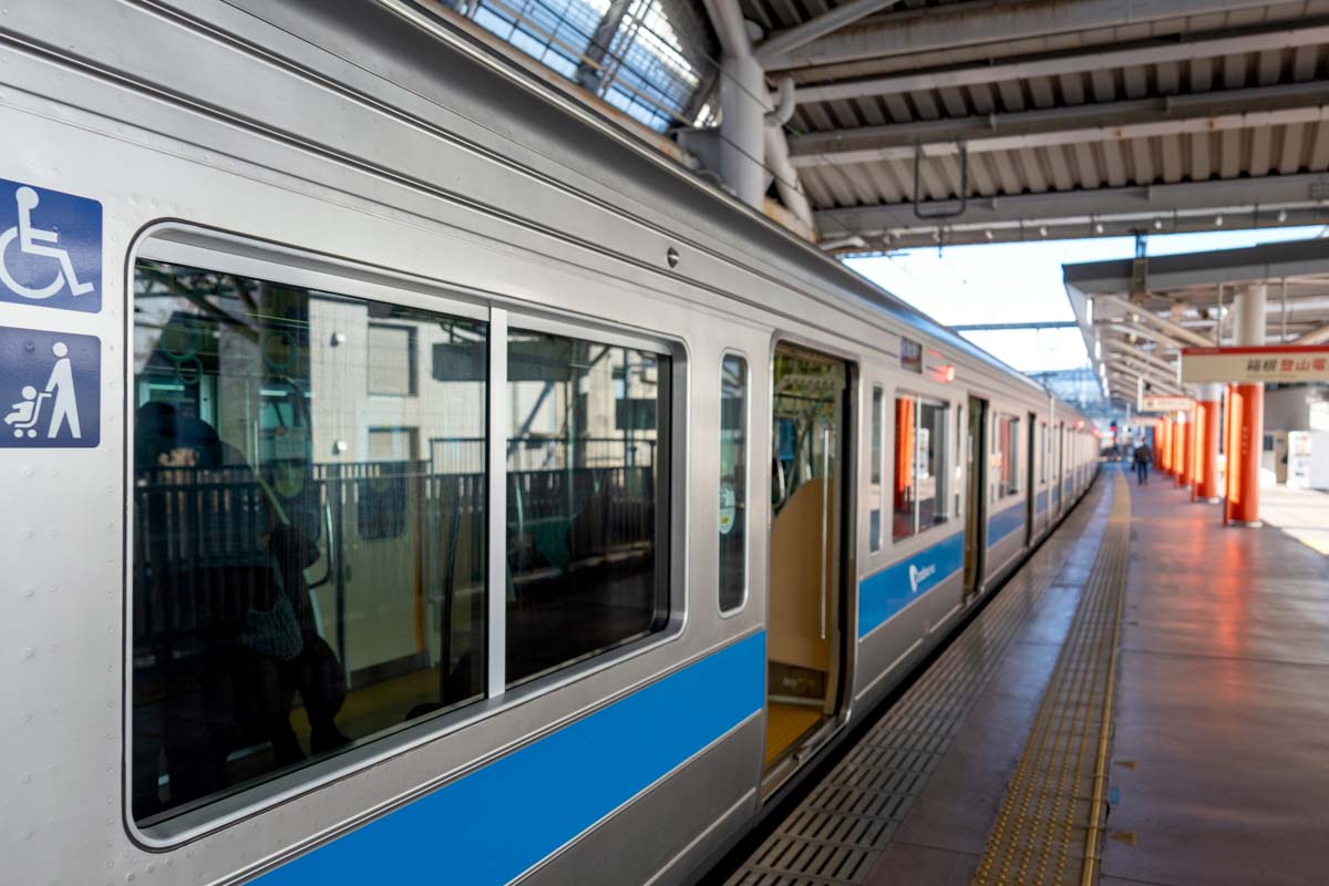 駅のホーム（画像：写真AC）