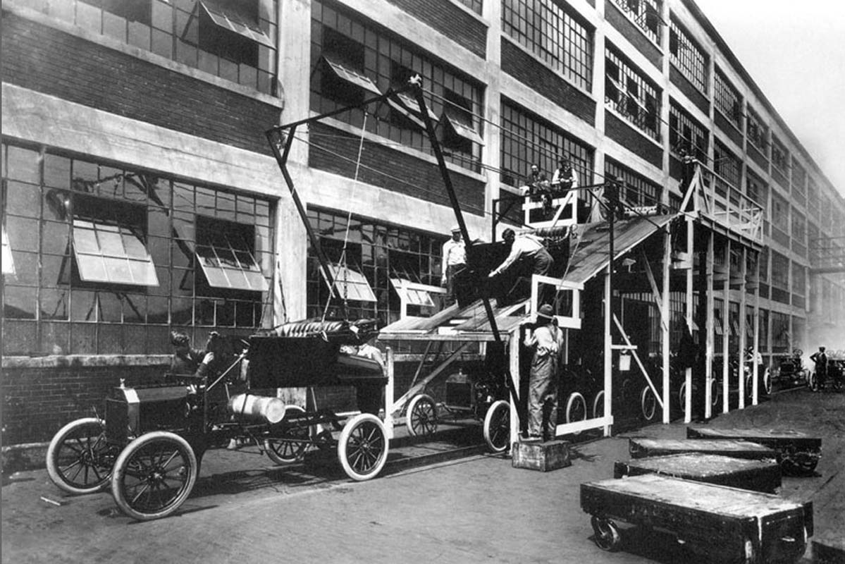 1913年から1914年頃のハイランドパーク工場における、T型のボディとシャーシの組立ラインの様子（画像：フォード）