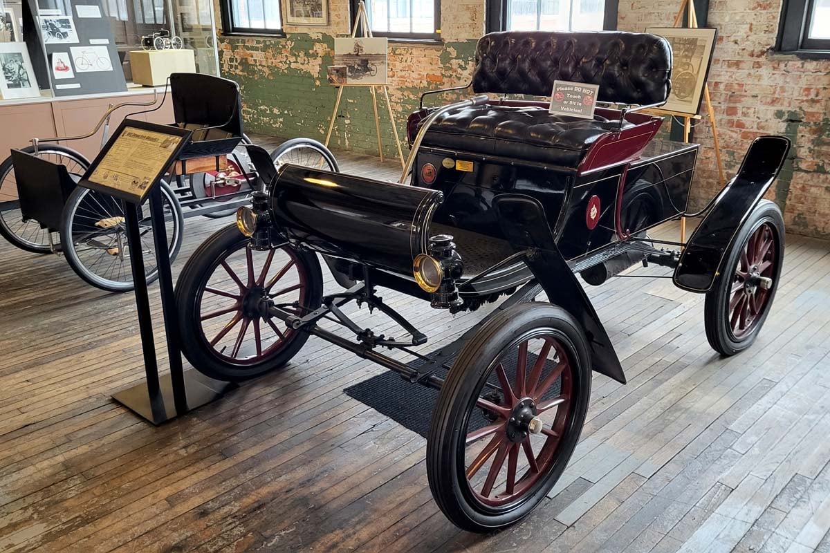 オールズモビル社のR型、通称「カーブドダッシュ」。ミシガン州デトロイトのフォード・ピケット・アベニュー工場に展示されている（画像：Jackdude101）