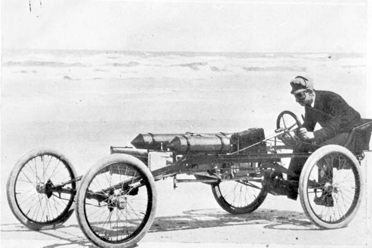 フロリダ州オーモンドビーチの「パイレーツレーサー」に乗ったオールドズ。