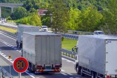 トラックの最高速度引き上げが「大気汚染」を招く？ 米国研究が突きつけた、日本の不都合な真実