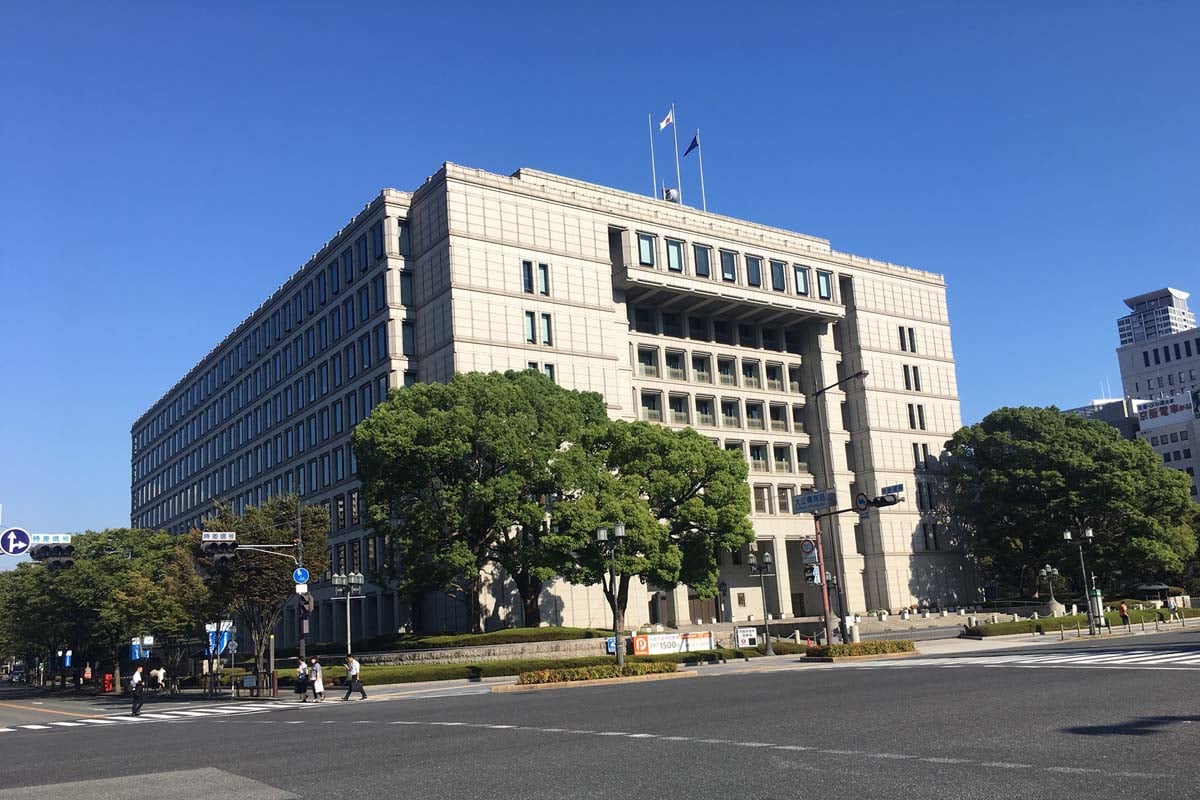大阪市特区民泊認定施設数・居室数の推移プロジェクトチームで特区民泊対策の協議を始めた大阪市役所（画像：高田泰）