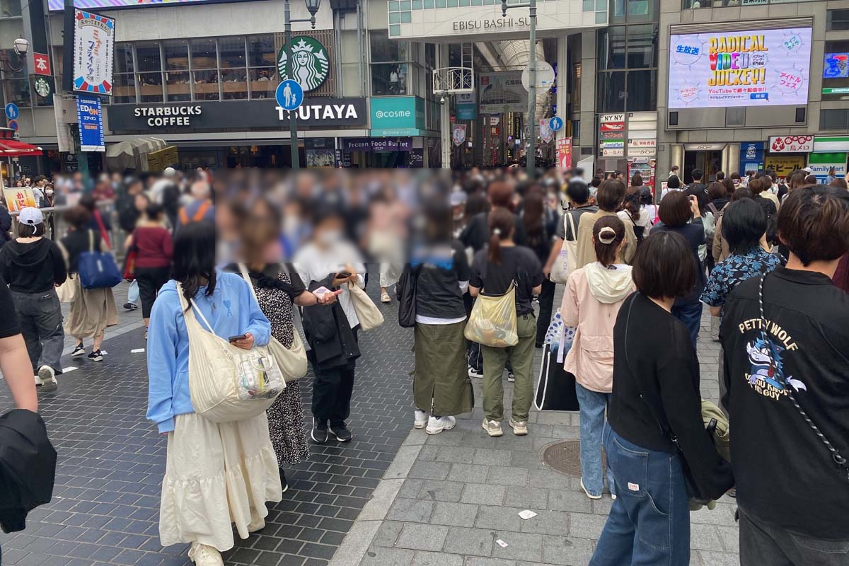 大勢の訪日客で混雑するミナミの戎橋（画像：高田泰）