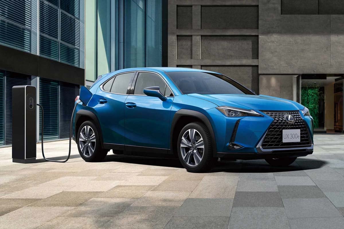 疑似MTシステムを搭載した試作車のベースである「UX300e」（画像：レクサス）