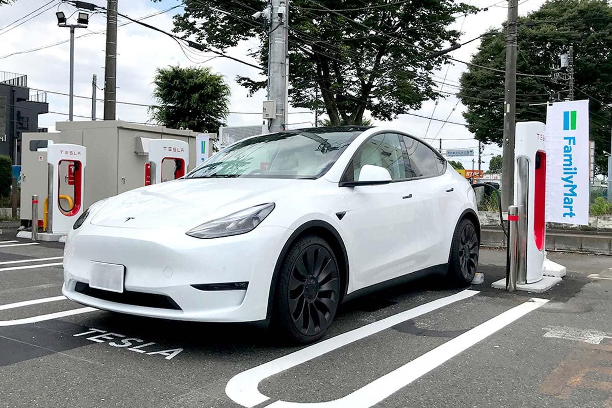 ファミリーマートに設置されたテスラスーパーチャージャー（画像：ファミリーマート）