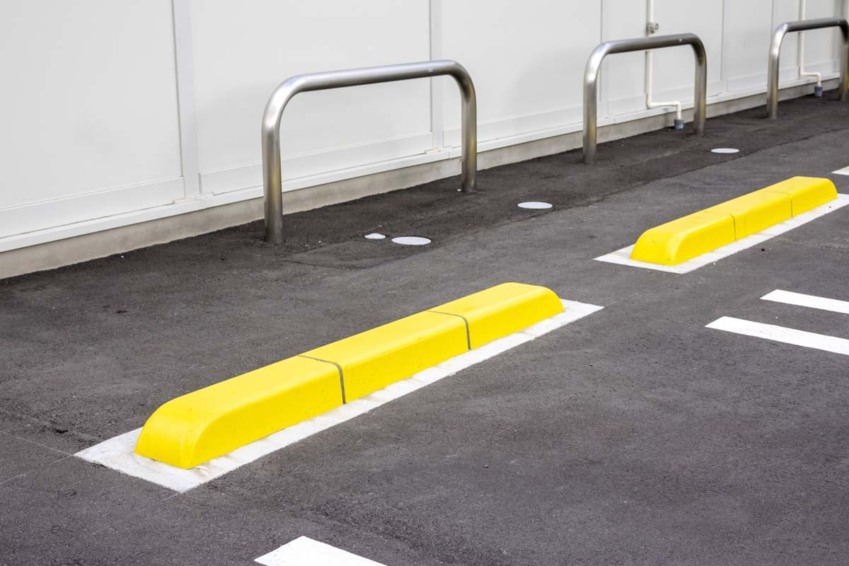 コンビニエンスストアの駐車場イメージ（画像：写真AC）