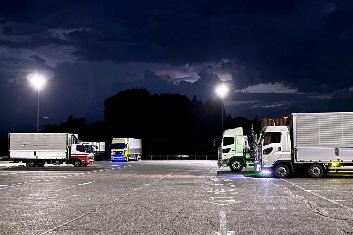 トラックステーション（画像：写真AC）