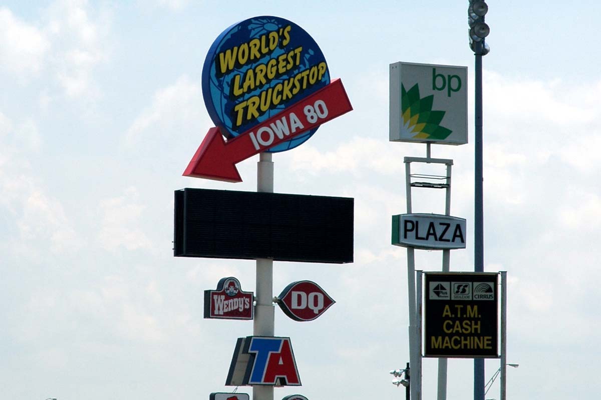 世界最大のトラックストップ「アイオワ 80」の看板。アイオワ州ウォルコットにある（画像：Marshall Astor）