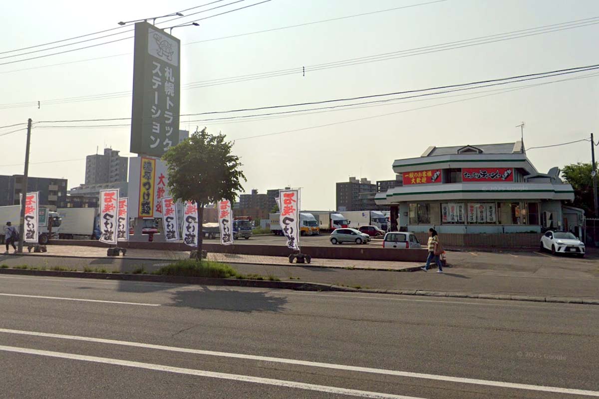 北海道札幌市にある「札幌トラックステーション」（画像：(C)Google）