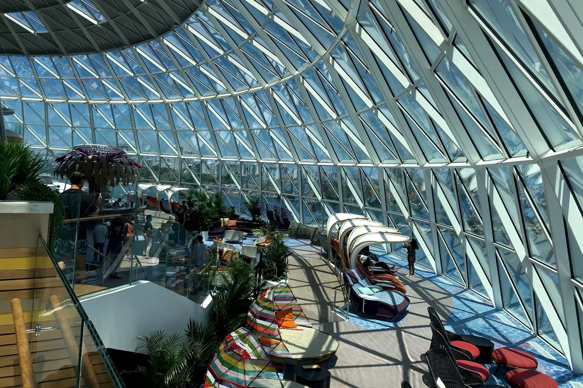 アイコン・オブ・ザ・シーズのアクアドームにあるオーバールック・バー（画像：Shipsoftheworld11）