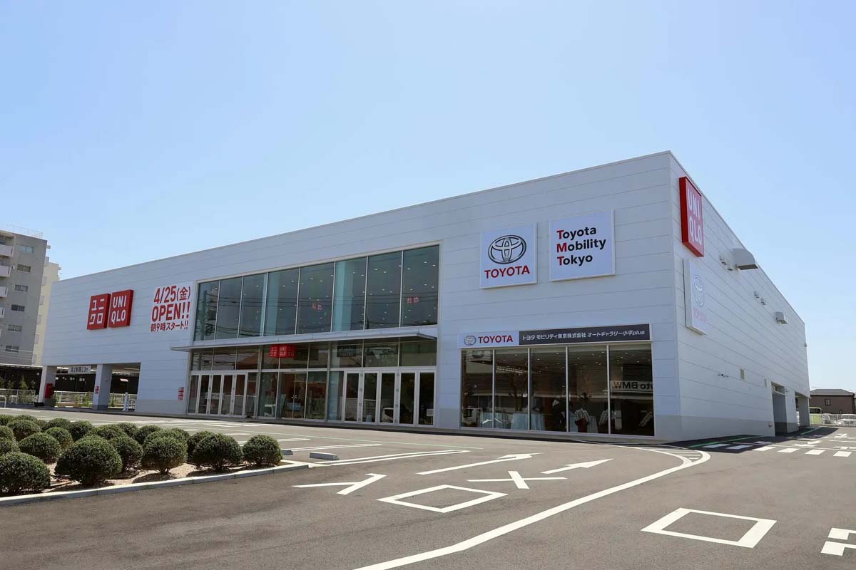 「オートギャラリー小平plus（ユニクロとの協業店舗）」（画像：トヨタモビリティ東京）