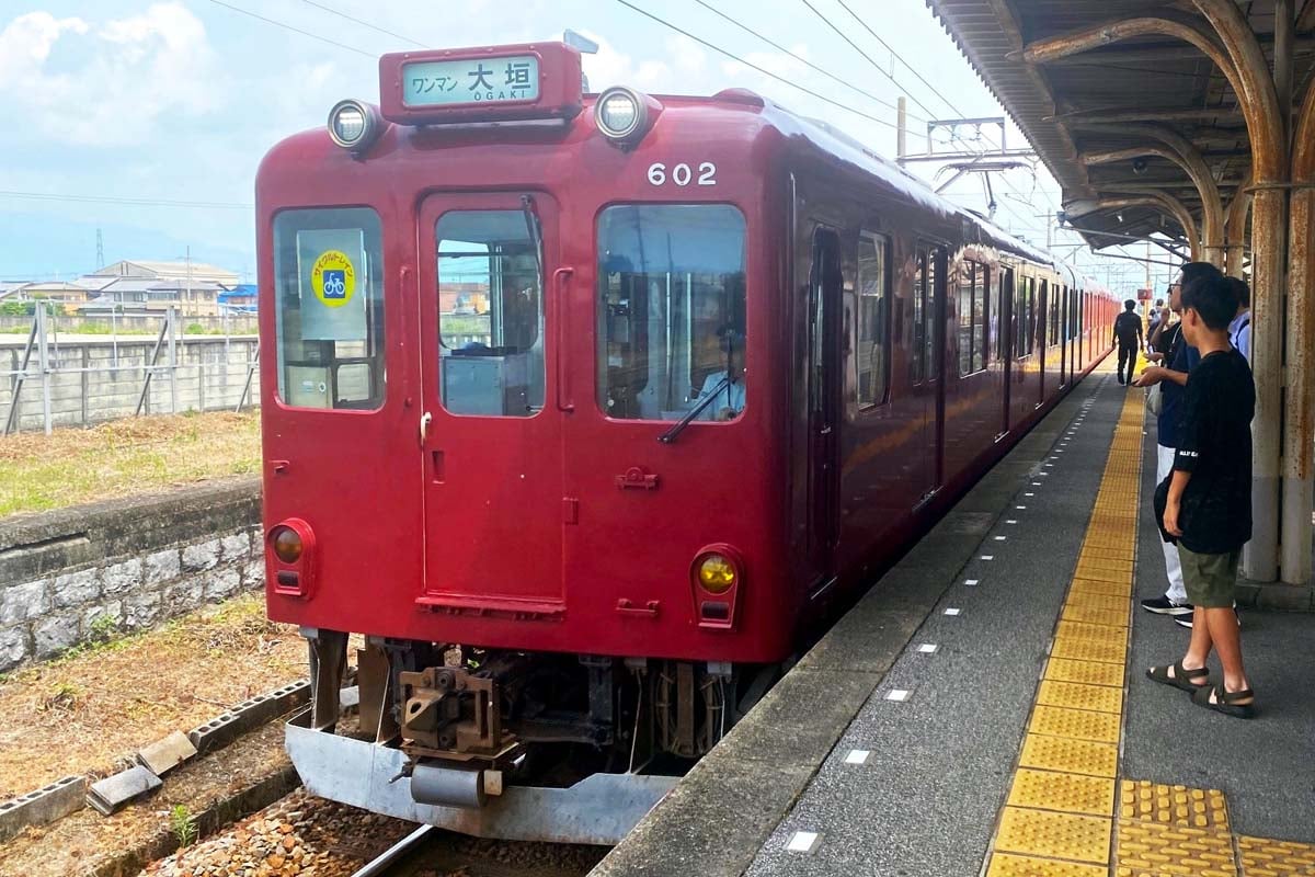 広神戸駅に到着した養老線の列車(画像:高田泰)