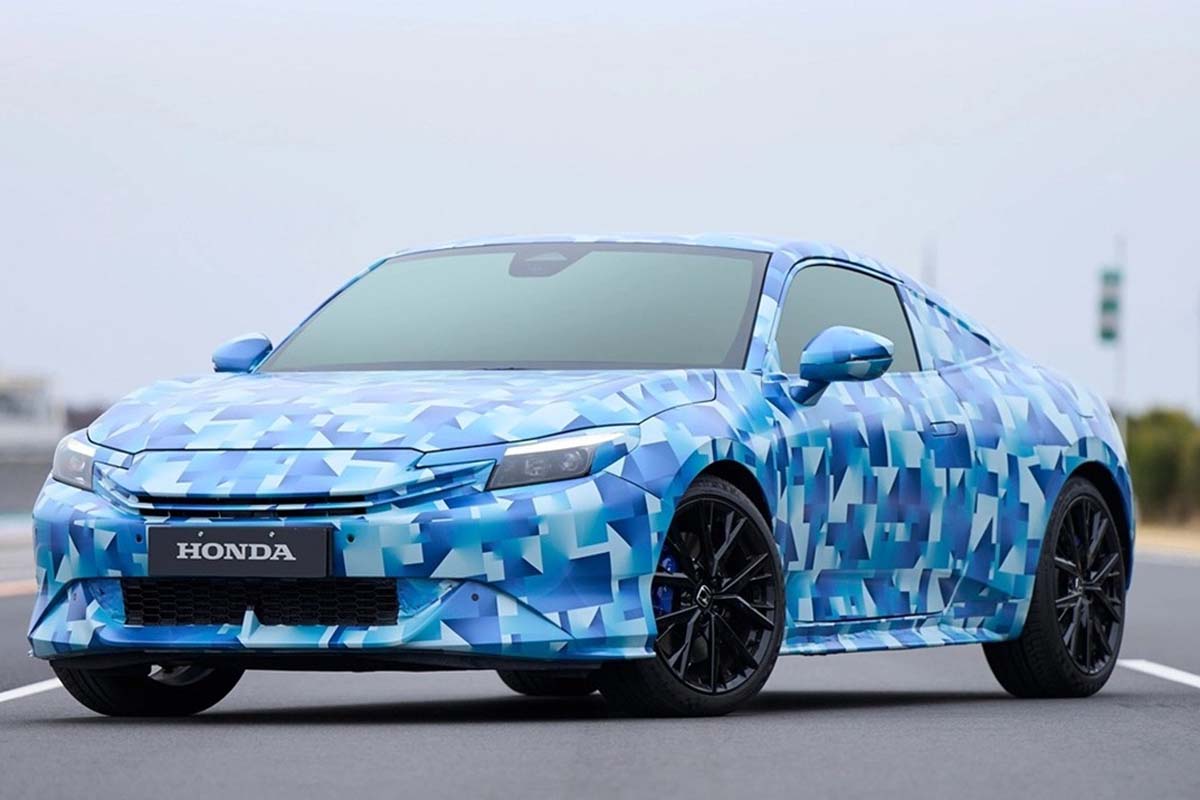 新型プレリュードの開発車両。山上氏は”新しい時代に先駆けるスポーツカーとして、どこまでも行きたくなるような走りの楽しさを再定義する存在に”と語る（画像：本田技研工業）