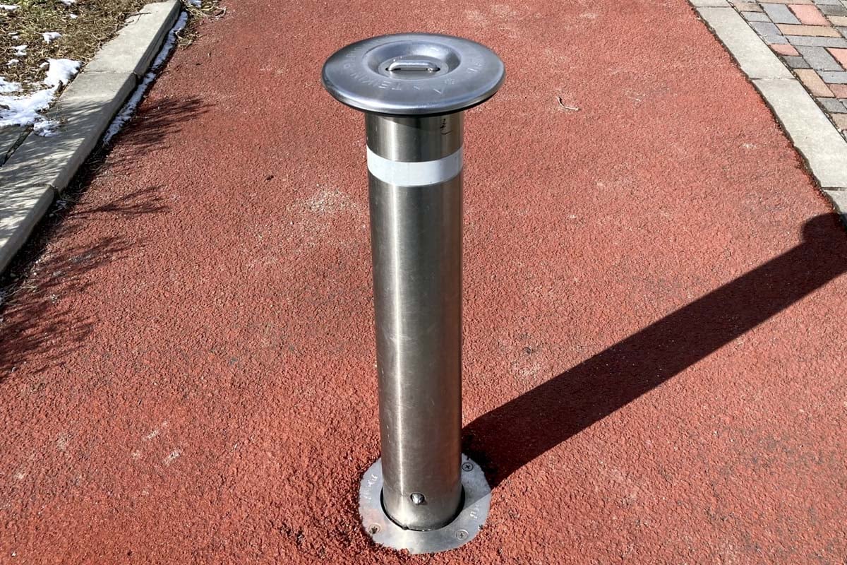 車止めの金属ポール（画像：写真AC）