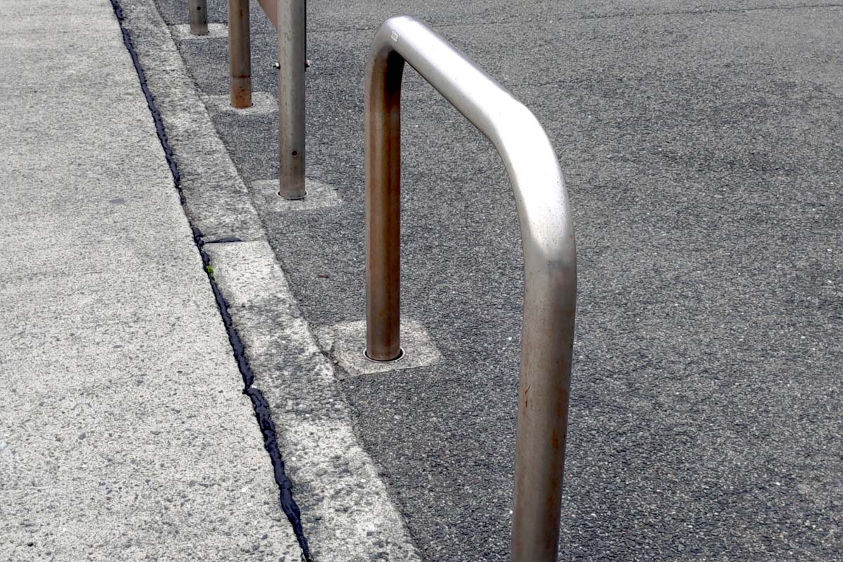 車止めの金属ポール（画像：写真AC）